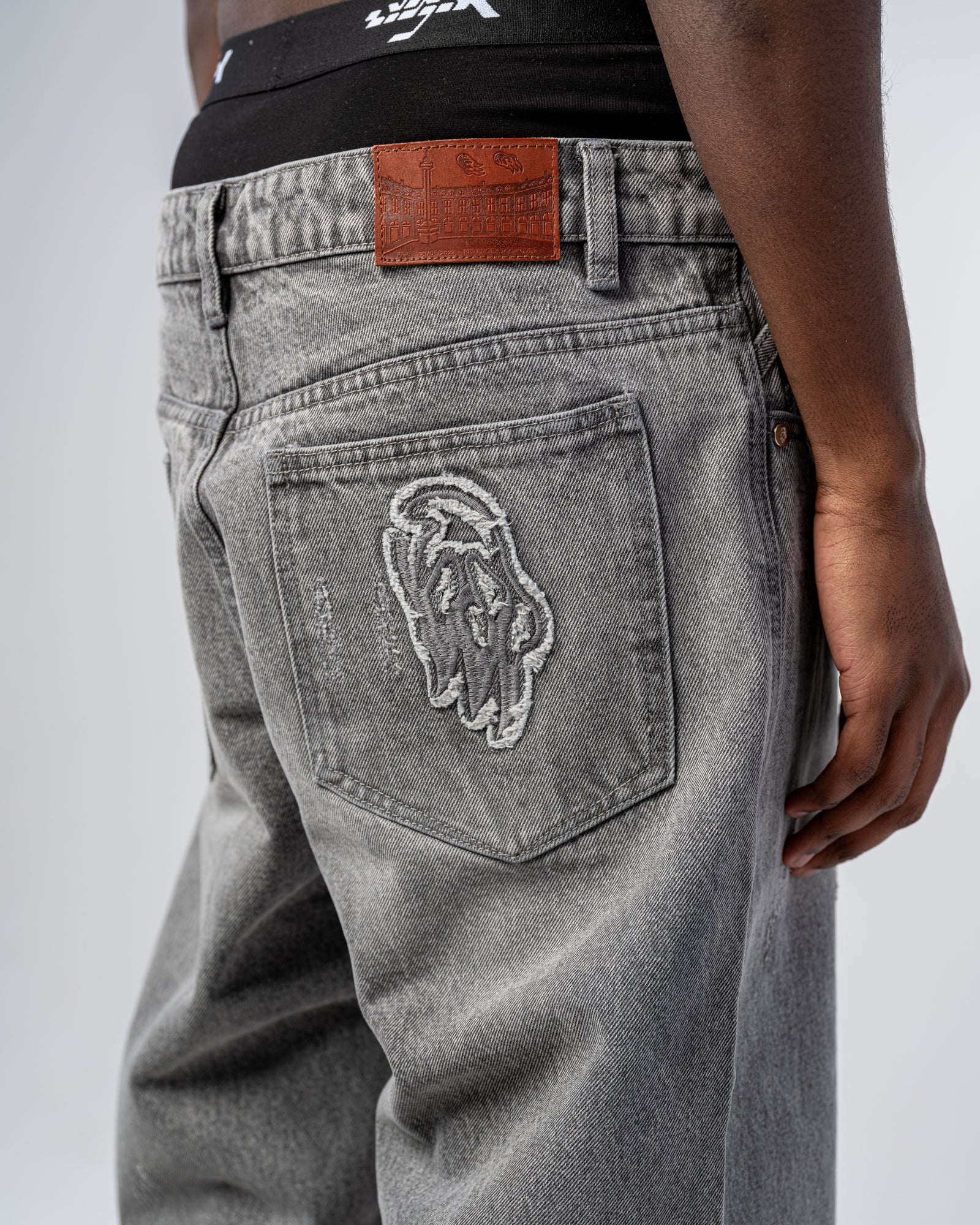 FLARE FIT ZIPPED JEANS [GRAY]