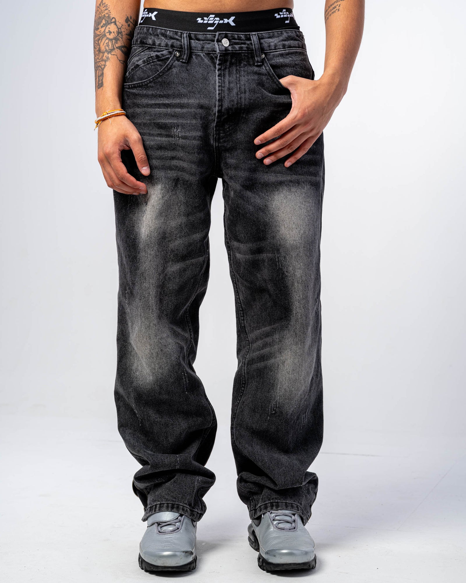 FLARE FIT ZIPPED JEANS [BLACK]