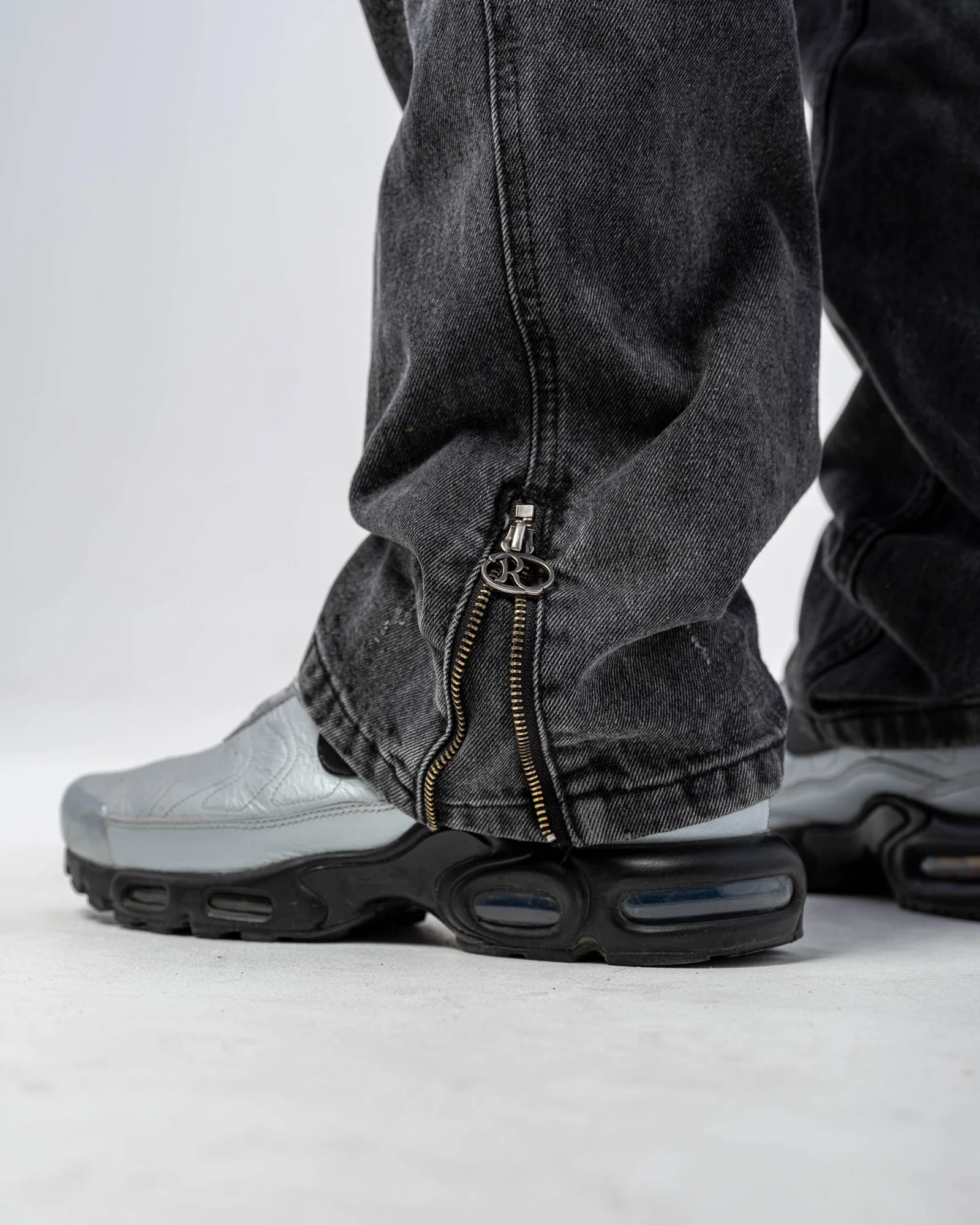 FLARE FIT ZIPPED JEANS [BLACK]