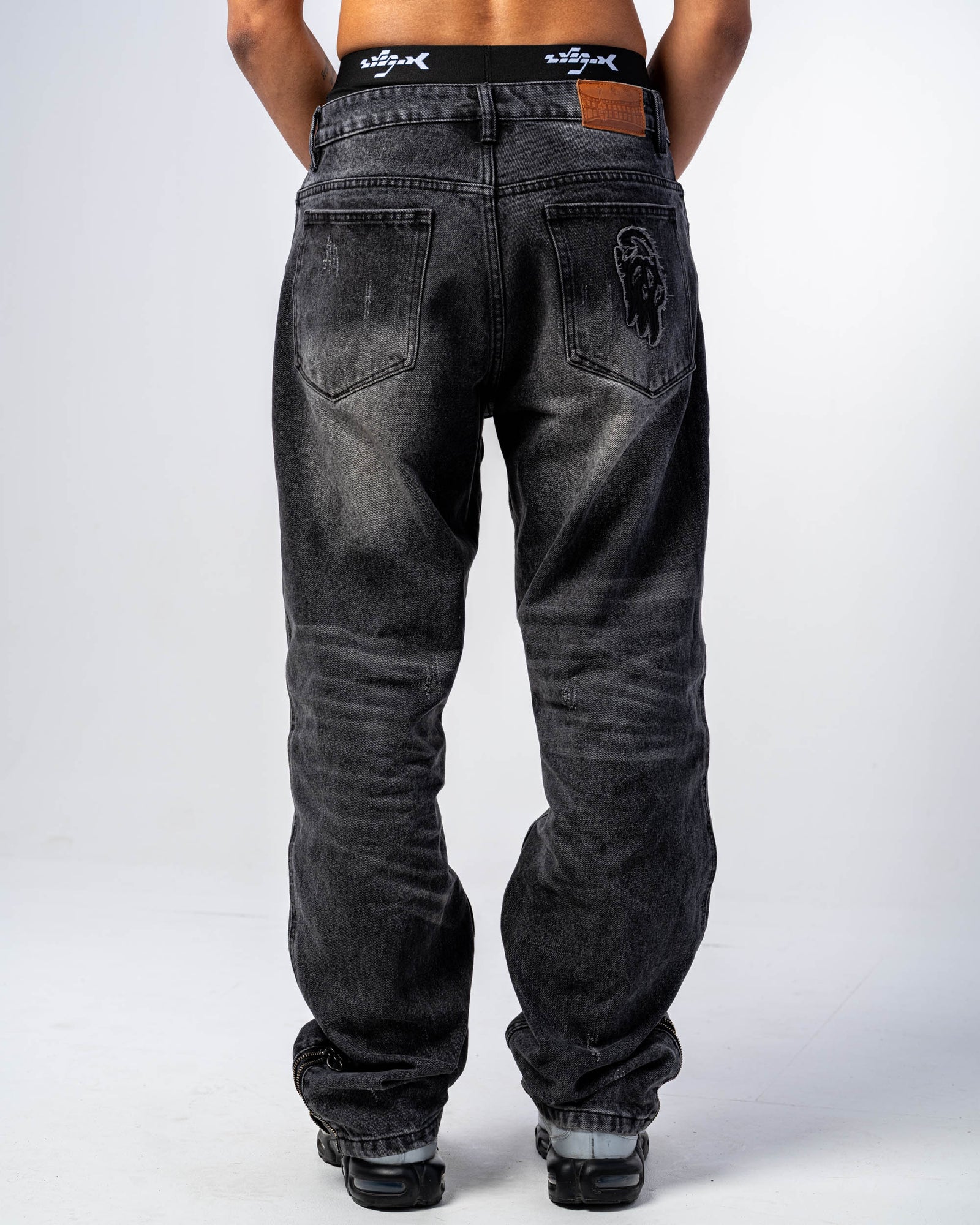 FLARE FIT ZIPPED JEANS [BLACK]