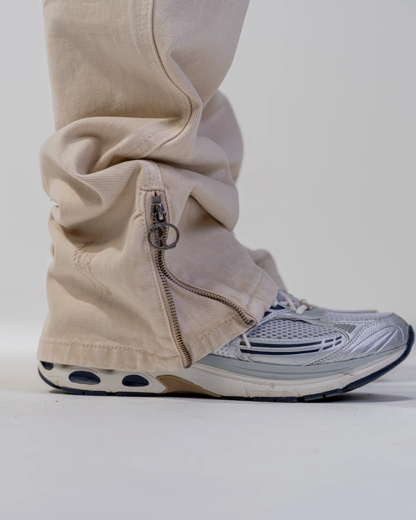 FLARE FIT ZIPPED JEAN [BEIGE]