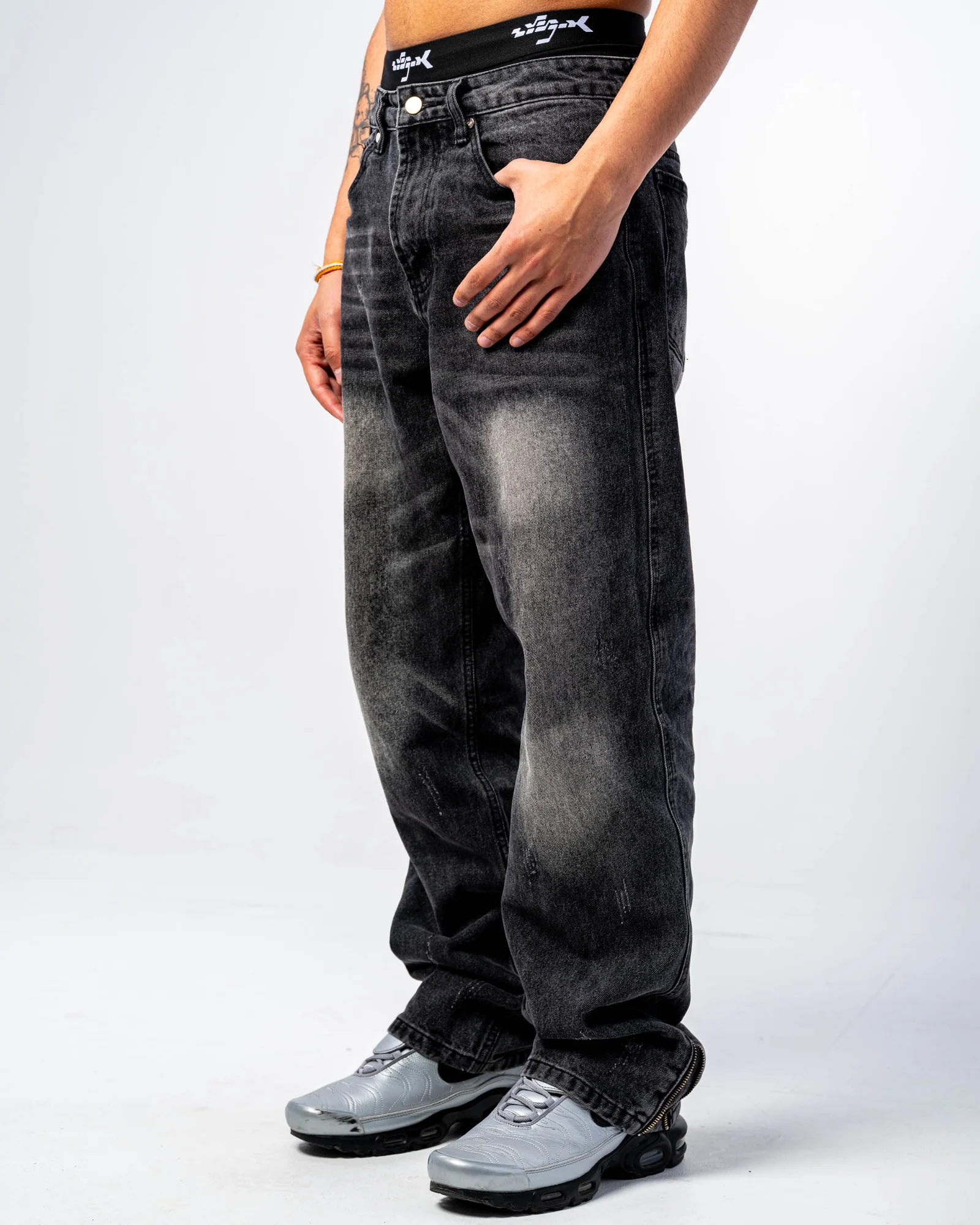 FLARE FIT ZIPPED JEANS [BLACK]