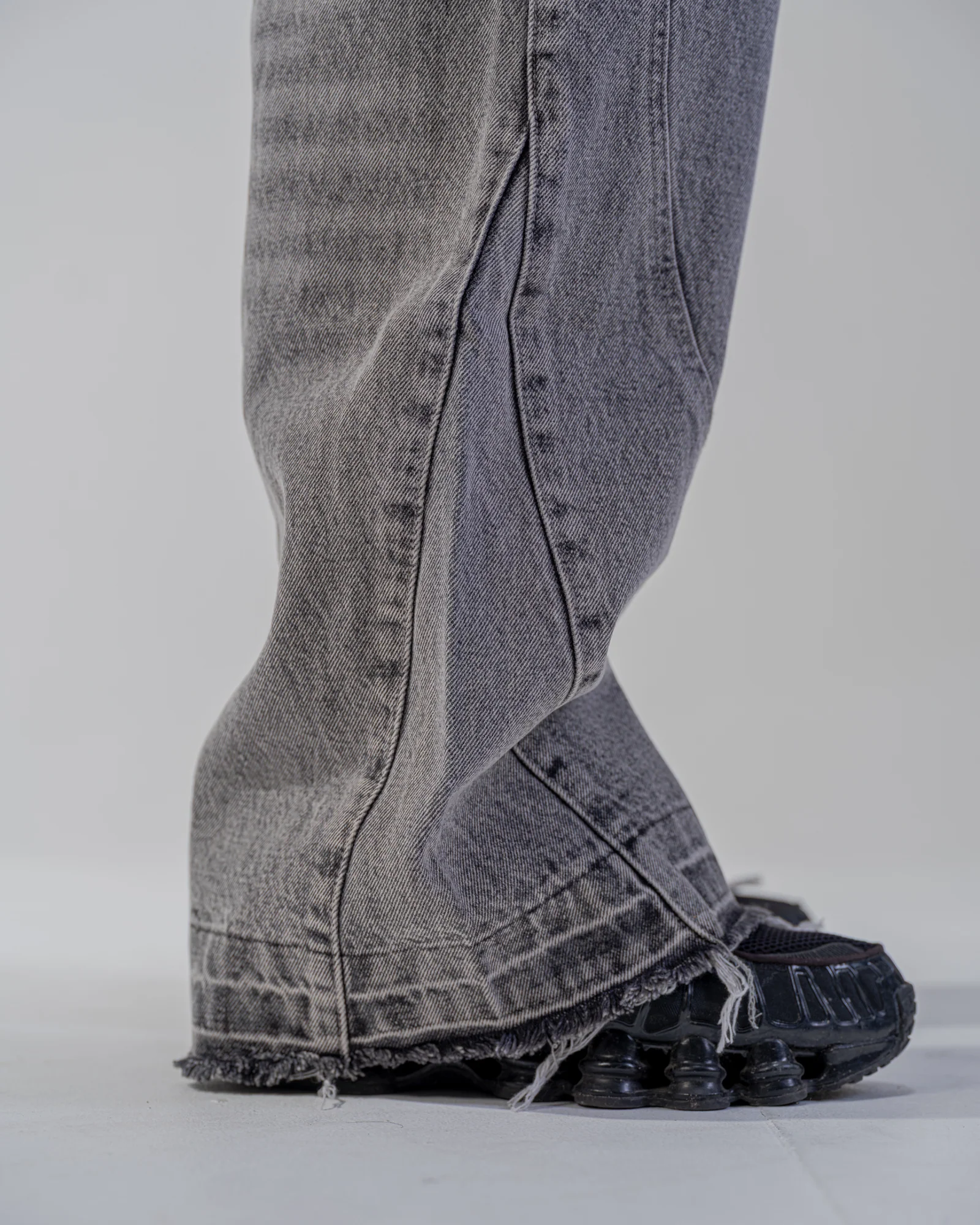 BAGGY FLARE JEANS [GREY]