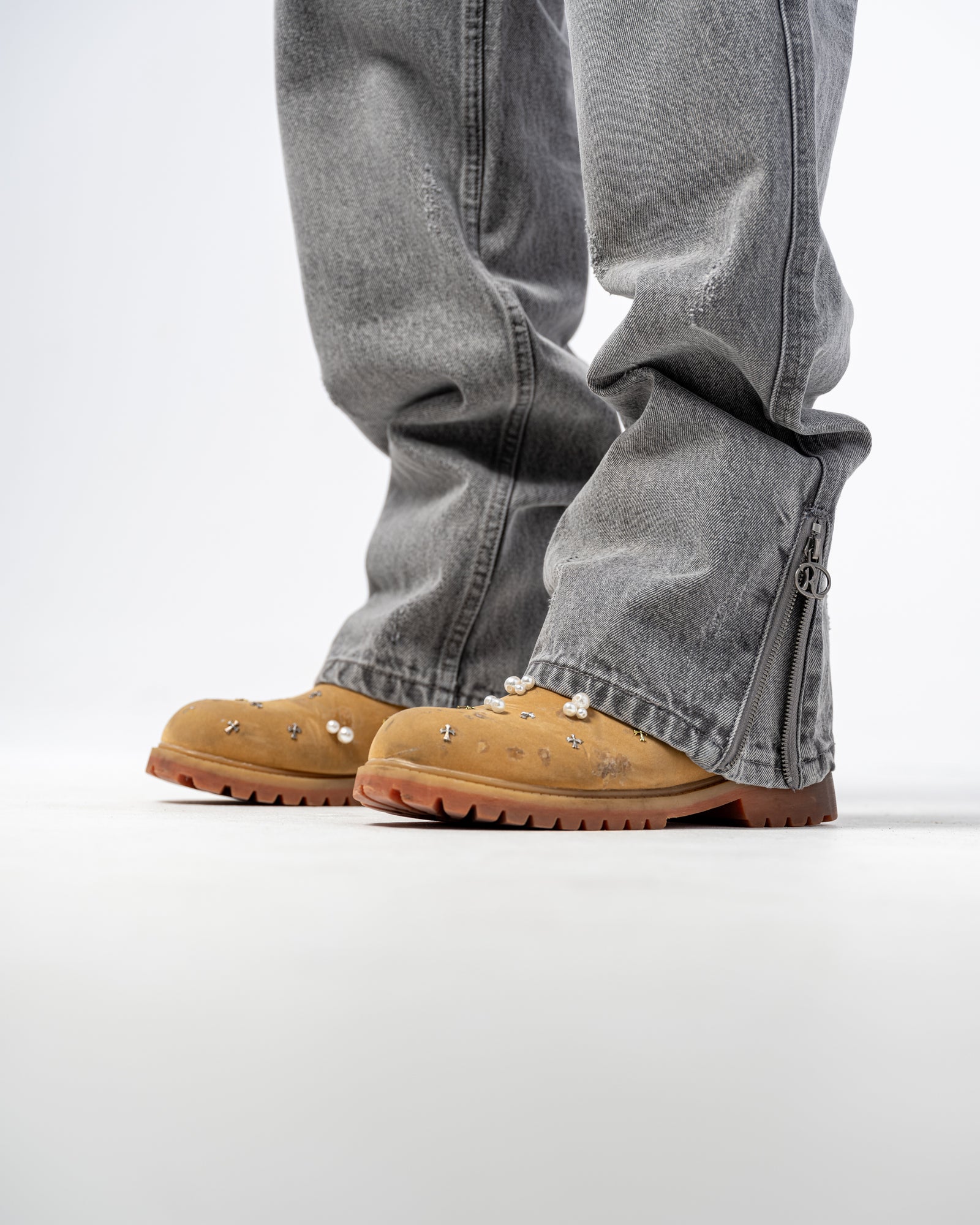 FLARE FIT ZIPPED JEANS [GRAY]