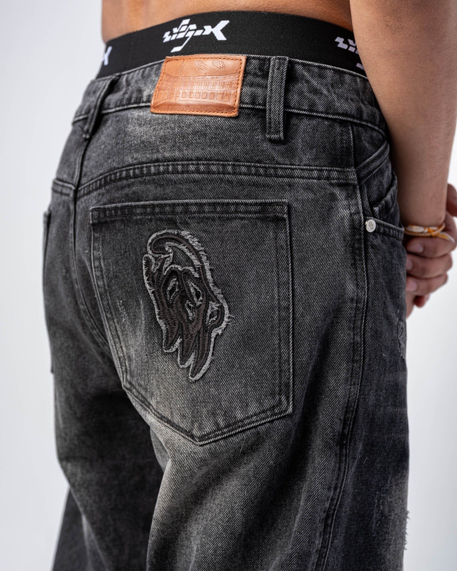 FLARE FIT ZIPPED JEANS [BLACK]